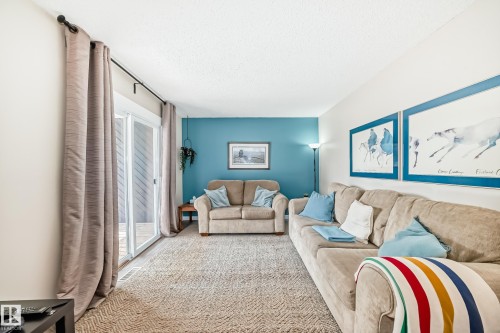 8113 27 Avenue, Edmonton, AB - Indoor Photo Showing Living Room