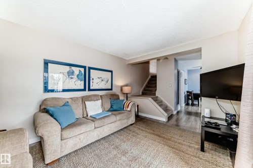 8113 27 Avenue, Edmonton, AB - Indoor Photo Showing Living Room