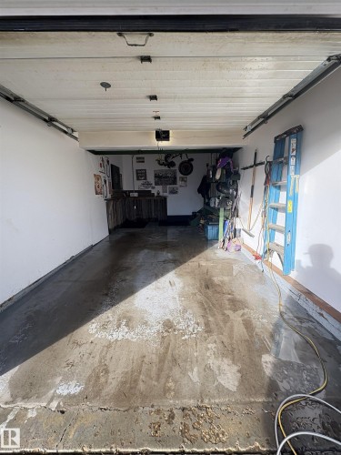 Image quality insufficient for description - 79 Akinsdale Gardens, St. Albert, AB - Indoor Photo Showing Garage
