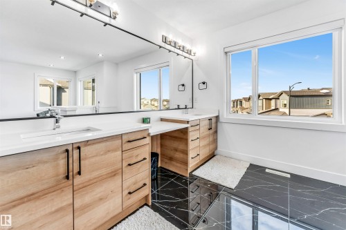 5355 Kimball Place, Edmonton, AB - Indoor Photo Showing Bathroom