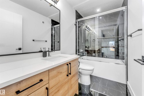 5355 Kimball Place, Edmonton, AB - Indoor Photo Showing Bathroom