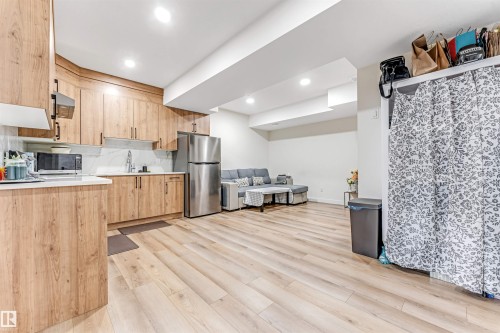 5355 Kimball Place, Edmonton, AB - Indoor Photo Showing Kitchen