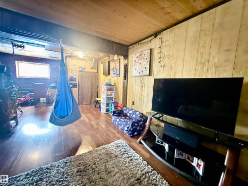 Image quality insufficient for description - 3520 17B Avenue, Edmonton, AB - Indoor