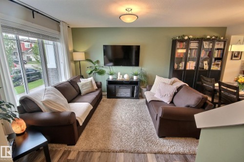 565 Chappelle Drive, Edmonton, AB - Indoor Photo Showing Living Room