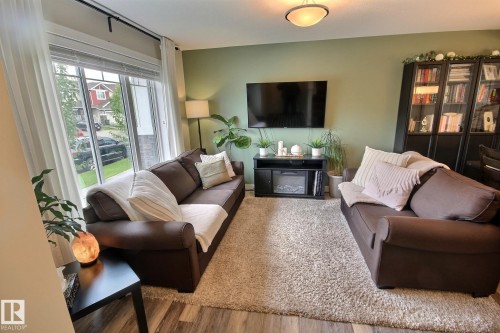 565 Chappelle Drive, Edmonton, AB - Indoor Photo Showing Living Room