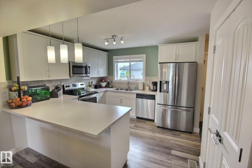 565 Chappelle Drive, Edmonton, AB - Indoor Photo Showing Kitchen With Double Sink With Upgraded Kitchen