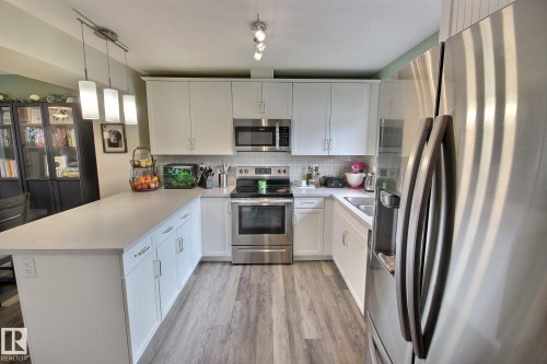 565 Chappelle Drive, Edmonton, AB - Indoor Photo Showing Kitchen