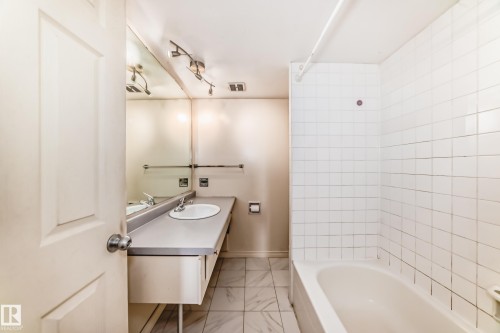 1601 9909 110 Street Nw, Edmonton, AB - Indoor Photo Showing Bathroom