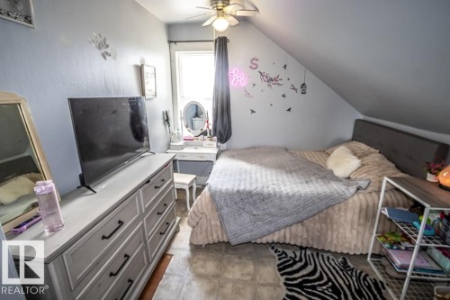 Bedroom featuring sloped ceilings, ceiling fan, and a built-in window - 5213 49 Ave, St. Paul Town, AB - Indoor Photo Showing Bedroom