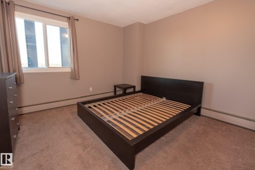 Bedroom featuring a large window, neutral wall paint, and carpeting - 86 13435 97 Street, Edmonton, AB - Indoor Photo Showing Bedroom