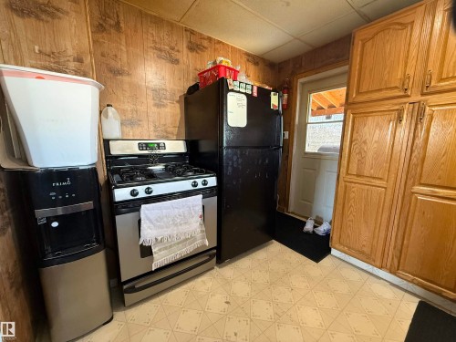 213 8 Avenue E, Standard, AB - Indoor Photo Showing Kitchen