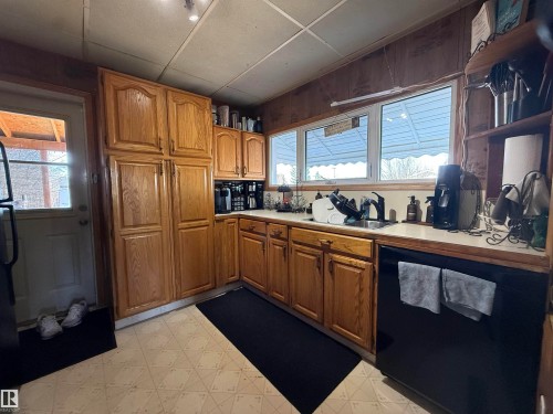 213 8 Avenue E, Standard, AB - Indoor Photo Showing Kitchen