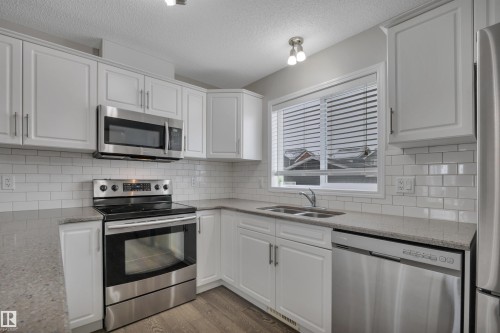 427 Simpkins Link, Leduc, AB - Indoor Photo Showing Kitchen With Double Sink With Upgraded Kitchen