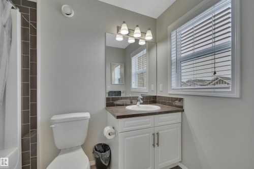 427 Simpkins Link, Leduc, AB - Indoor Photo Showing Bathroom