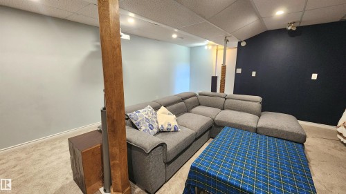 Carpeted room featuring a light blue accent wall and a dark blue accent wall - 3531 46 Street, Edmonton, AB - Indoor