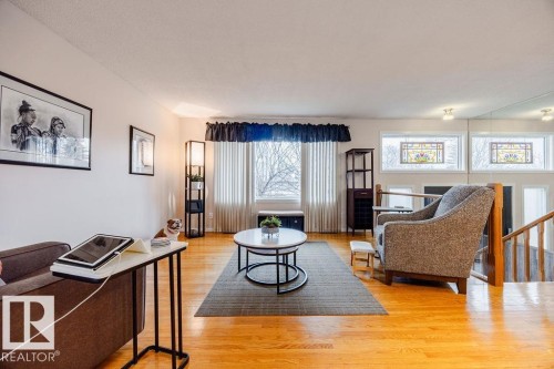 16807 80 Avenue, Edmonton, AB - Indoor Photo Showing Living Room
