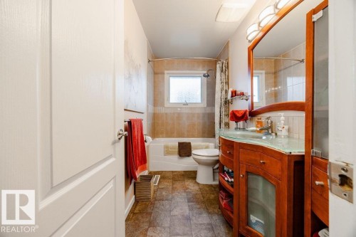 16807 80 Avenue, Edmonton, AB - Indoor Photo Showing Bathroom