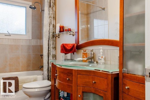 16807 80 Avenue, Edmonton, AB - Indoor Photo Showing Bathroom
