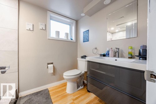 16807 80 Avenue, Edmonton, AB - Indoor Photo Showing Bathroom