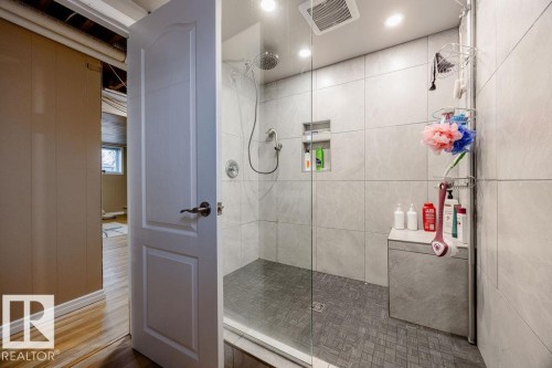 16807 80 Avenue, Edmonton, AB - Indoor Photo Showing Bathroom