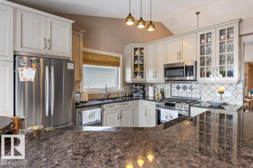 17 Donald Place, St. Albert, AB - Indoor Photo Showing Kitchen With Double Sink With Upgraded Kitchen