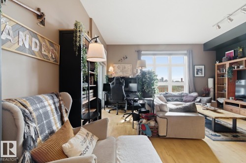 324 10407 122 Street, Edmonton, AB - Indoor Photo Showing Living Room