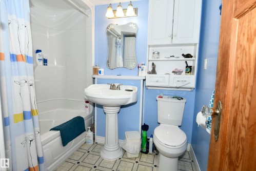 49074 Rge Rd 241, Rural Leduc County, AB - Indoor Photo Showing Bathroom