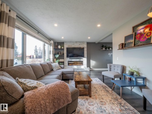 9319 Ottewell Road, Edmonton, AB - Indoor Photo Showing Living Room