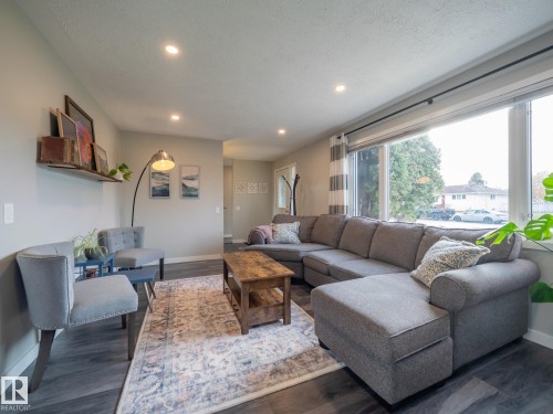 9319 Ottewell Road, Edmonton, AB - Indoor Photo Showing Living Room