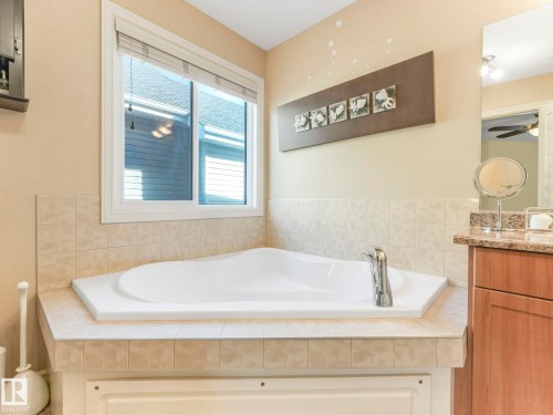 3031 Spence Wynd, Edmonton, AB - Indoor Photo Showing Bathroom