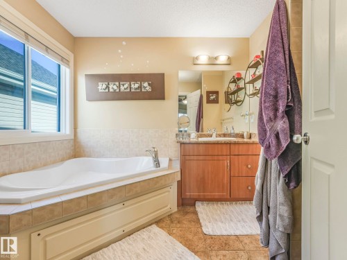 3031 Spence Wynd, Edmonton, AB - Indoor Photo Showing Bathroom
