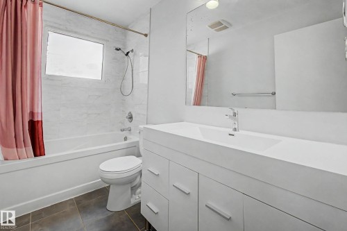 7815 156 Street, Edmonton, AB - Indoor Photo Showing Bathroom