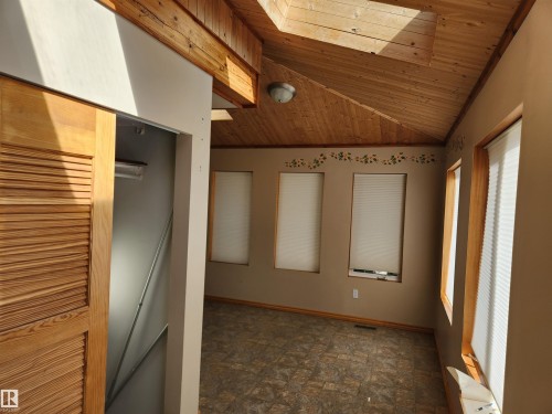 Flex space incl. eating area, dining area, sitting area, plants, other - 404, 59201 Range Road 95, Rural St. Paul County, AB - Indoor Photo Showing Other Room