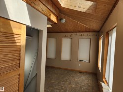 Flex space incl. eating area, dining area, sitting area, plants, other - 