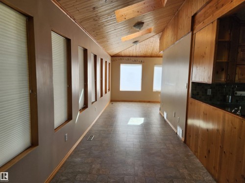 eating area off kitchen - 404, 59201 Range Road 95, Rural St. Paul County, AB - Indoor Photo Showing Other Room