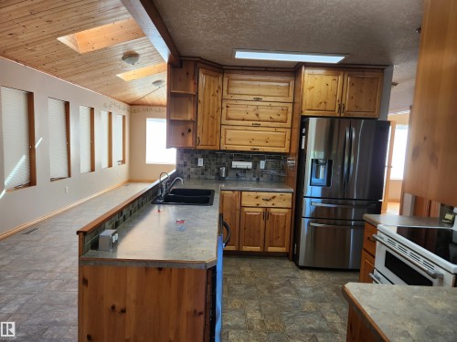 404, 59201 Range Road 95, Rural St. Paul County, AB - Indoor Photo Showing Kitchen With Double Sink