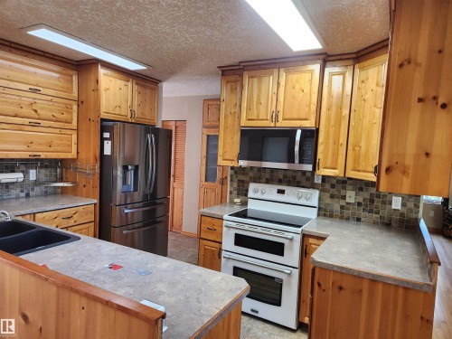 404, 59201 Range Road 95, Rural St. Paul County, AB - Indoor Photo Showing Kitchen With Double Sink