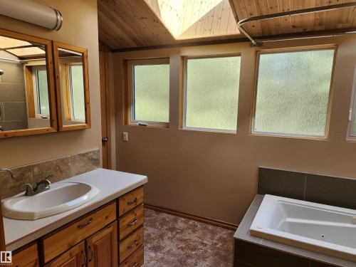 404, 59201 Range Road 95, Rural St. Paul County, AB - Indoor Photo Showing Bathroom