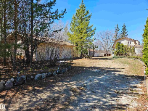 Driveway into yard showing detached garage to left - 404, 59201 Range Road 95, Rural St. Paul County, AB - Outdoor