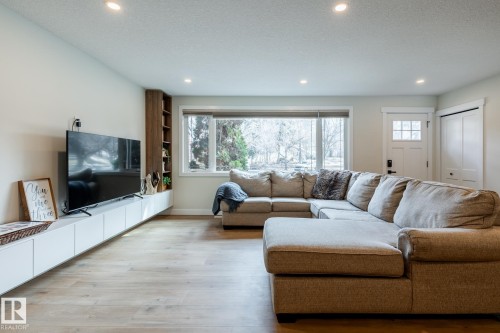 17 Spruce Crescent, St. Albert, AB - Indoor Photo Showing Living Room