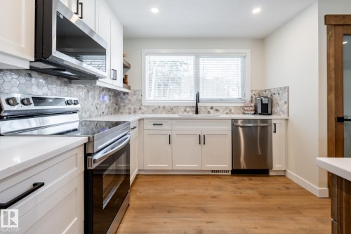 17 Spruce Crescent, St. Albert, AB - Indoor Photo Showing Kitchen With Upgraded Kitchen