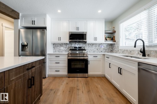 17 Spruce Crescent, St. Albert, AB - Indoor Photo Showing Kitchen With Upgraded Kitchen