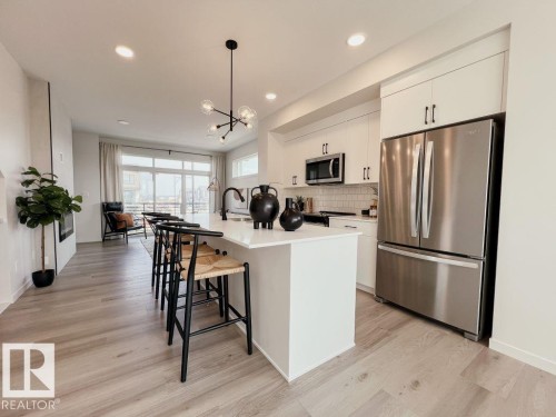 305 32 Street, Edmonton, AB - Indoor Photo Showing Kitchen With Upgraded Kitchen