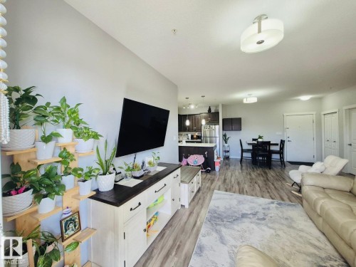 303 812 Welsh Drive, Edmonton, AB - Indoor Photo Showing Living Room