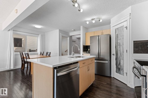 3527 11 Street, Edmonton, AB - Indoor Photo Showing Kitchen With Upgraded Kitchen