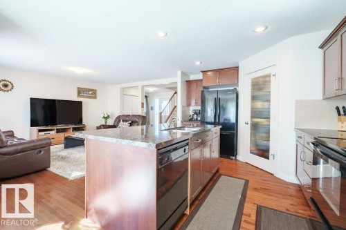6131 12 Avenue, Edmonton, AB - Indoor Photo Showing Kitchen