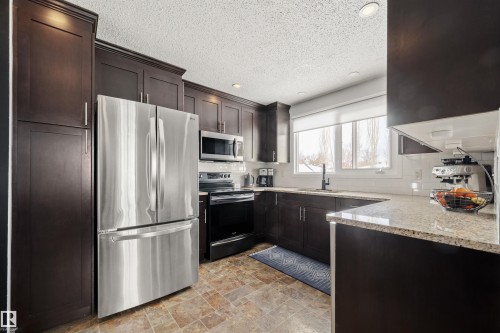 15 Arbor Crescent, St. Albert, AB - Indoor Photo Showing Kitchen With Upgraded Kitchen