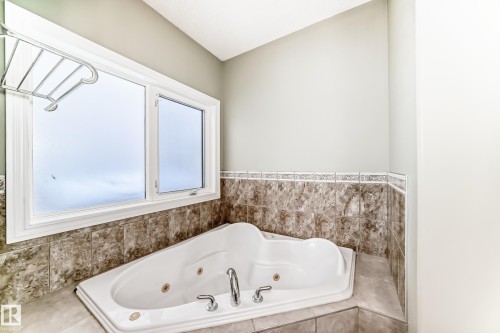 Bathroom featuring a whirlpool tub - 1605 Haswell Court, Edmonton, AB - Indoor Photo Showing Bathroom