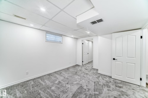 Basement featuring light colored carpet and baseboards - 4008 37 Avenue, Edmonton, AB - Indoor