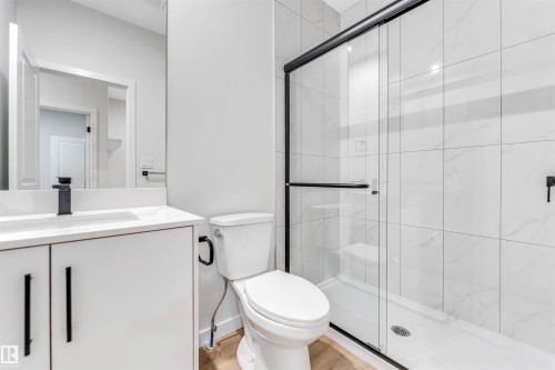 8712 181 Avenue, Edmonton, AB - Indoor Photo Showing Bathroom